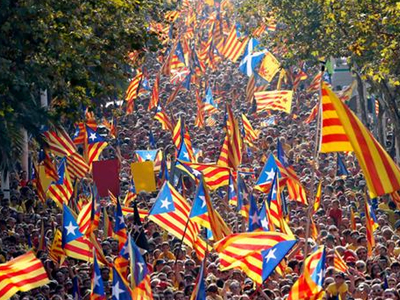 Στις κάλπες οι Καταλανοί για το συμβολικό δημοψήφισμα ανεξαρτησίας